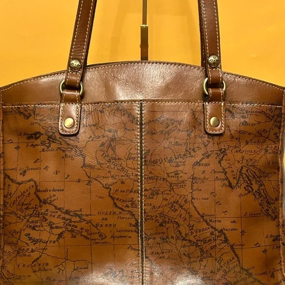 Patricia Nash 2fer Signature Map Print Leather Tote w/Pouch Approx. 15 x 11 x3.5 - Picture 3 of 17